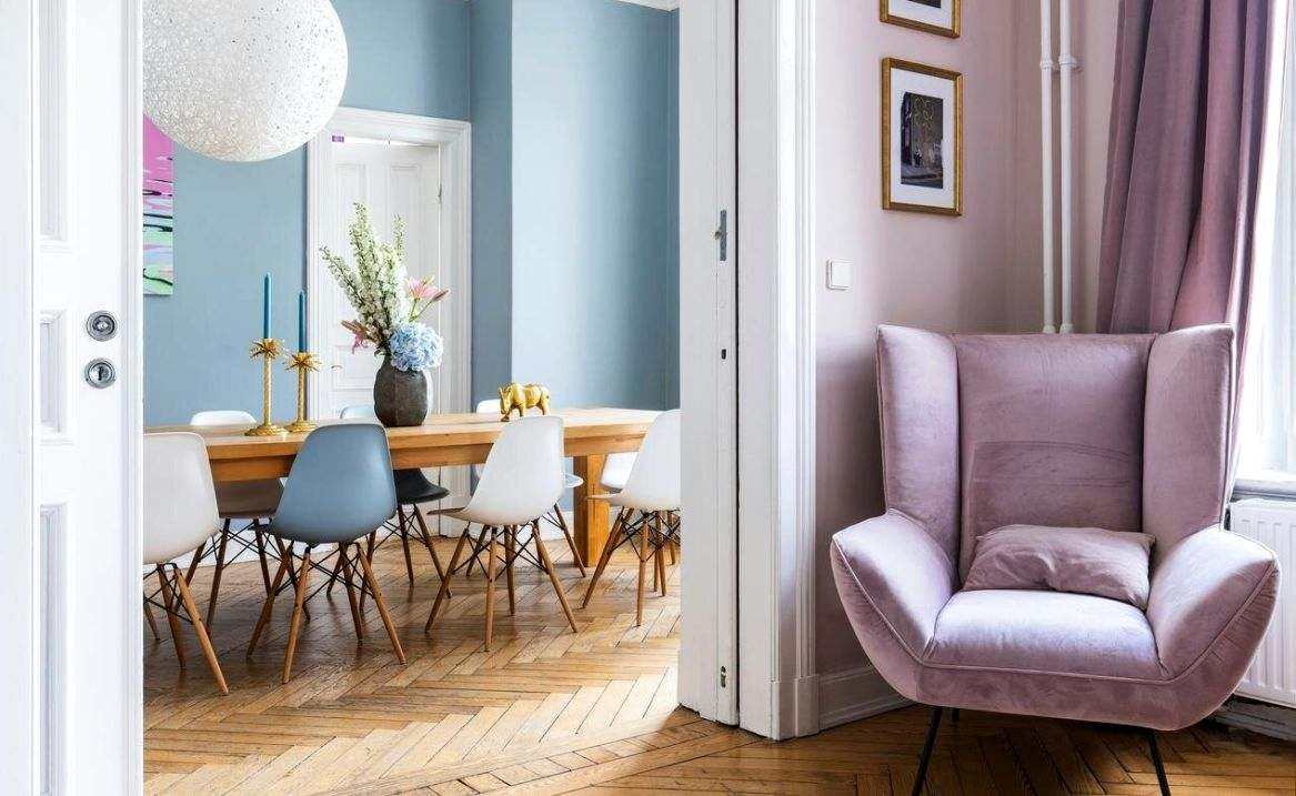 Moderne Wohnwand mit Holzfronten