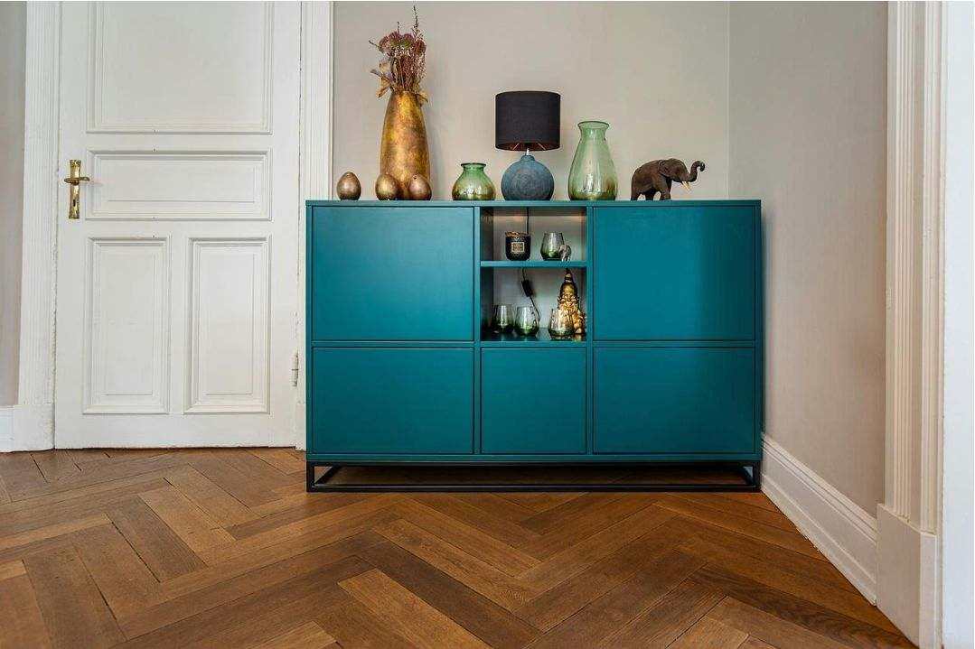 Ergonomischer Bürostuhl und Tisch